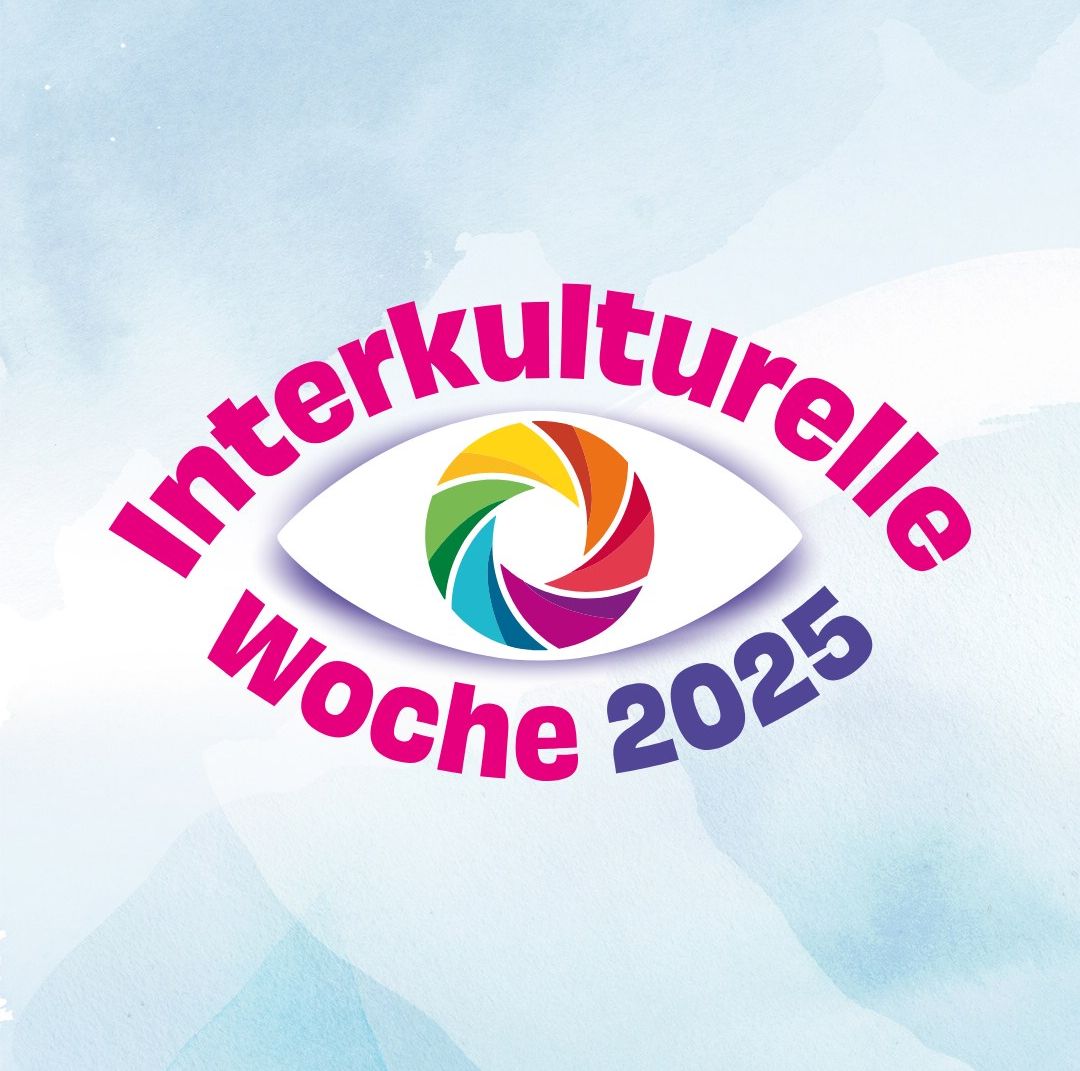 Logo der Interkulturellen Woche 2025. Zu sehen ist eine Art Auge, anstatt der Pupille bunte Regenbogen-Farben im Kreis. Drumherum steht Interkulturelle Woche in der Farbe pink und 2025 in der Farbe lila.