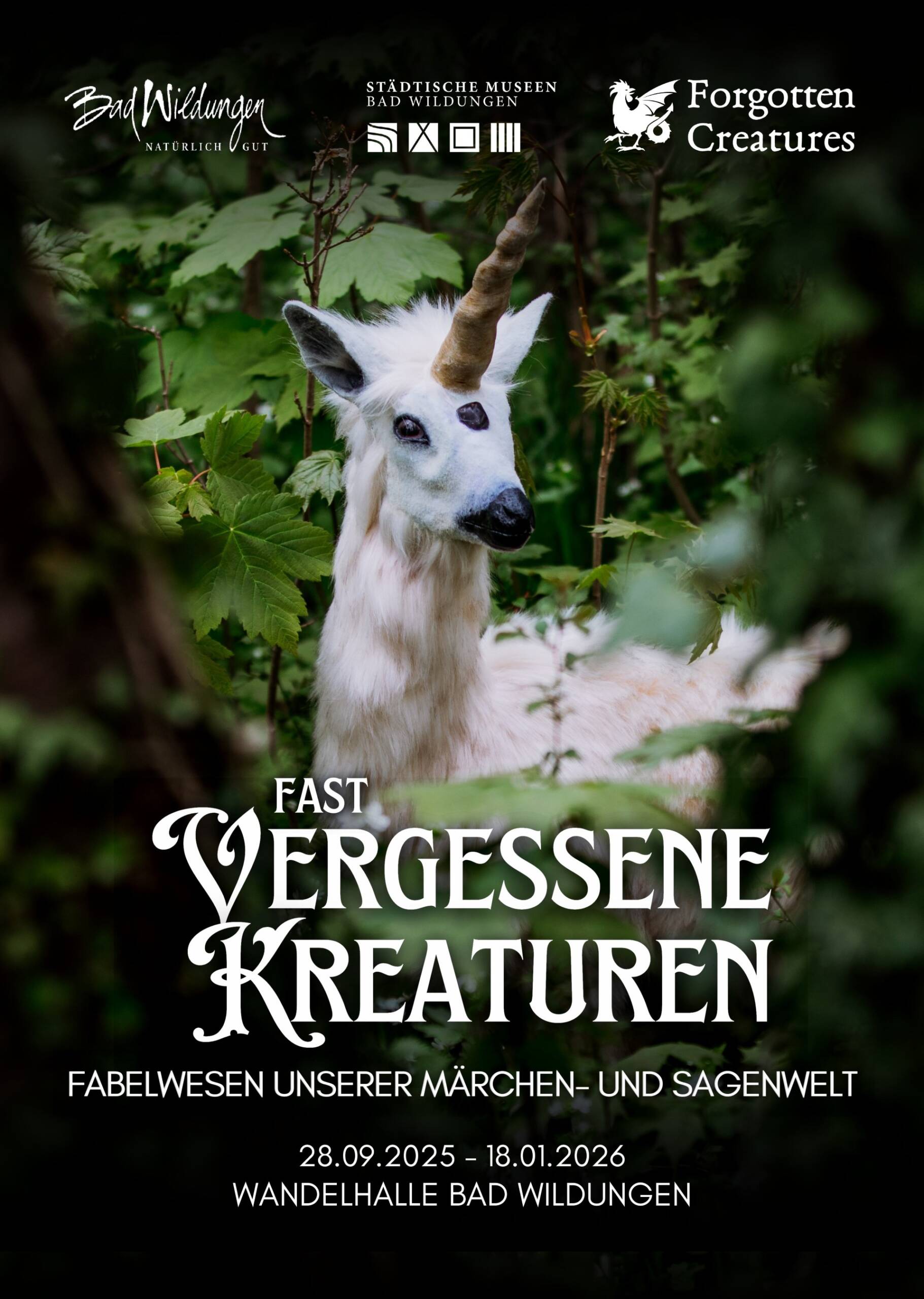 Auf dem Plakat sind die Logos von Bad Wildungen, den städtischen Museen und Forgotten Creatures zu sehen. Darunter befindet sich ein Märchenwesen, eine ungefähre Mischung aus Einhorn und Lama in weiß in einem Laubwald. Unten steht der Text Fast vergessene Kreaturen Fabelwesen unserer Märchen- und Sagenwelt 28.09.2025 - 18.01.2026 Wandelhalle Bad Wildungen