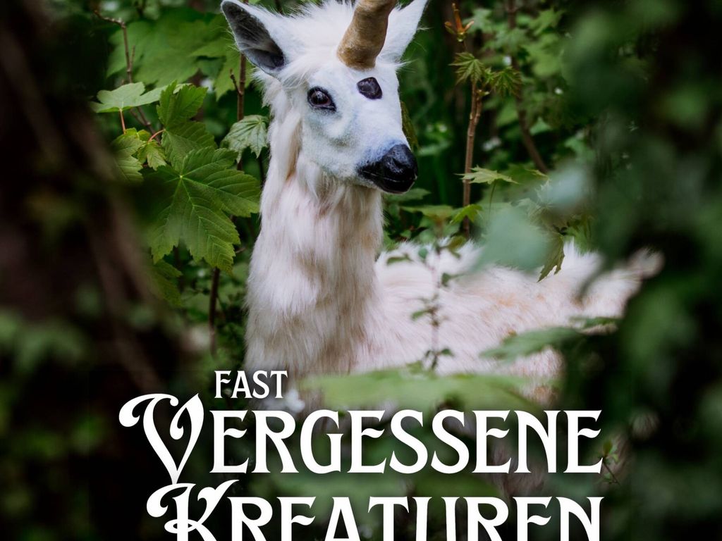 Auf dem Plakat sind die Logos von Bad Wildungen, den städtischen Museen und Forgotten Creatures zu sehen. Darunter befindet sich ein Märchenwesen, eine ungefähre Mischung aus Einhorn und Lama in weiß in einem Laubwald. Unten steht der Text Fast vergessene Kreaturen Fabelwesen unserer Märchen- und Sagenwelt 28.09.2025 - 18.01.2026 Wandelhalle Bad Wildungen