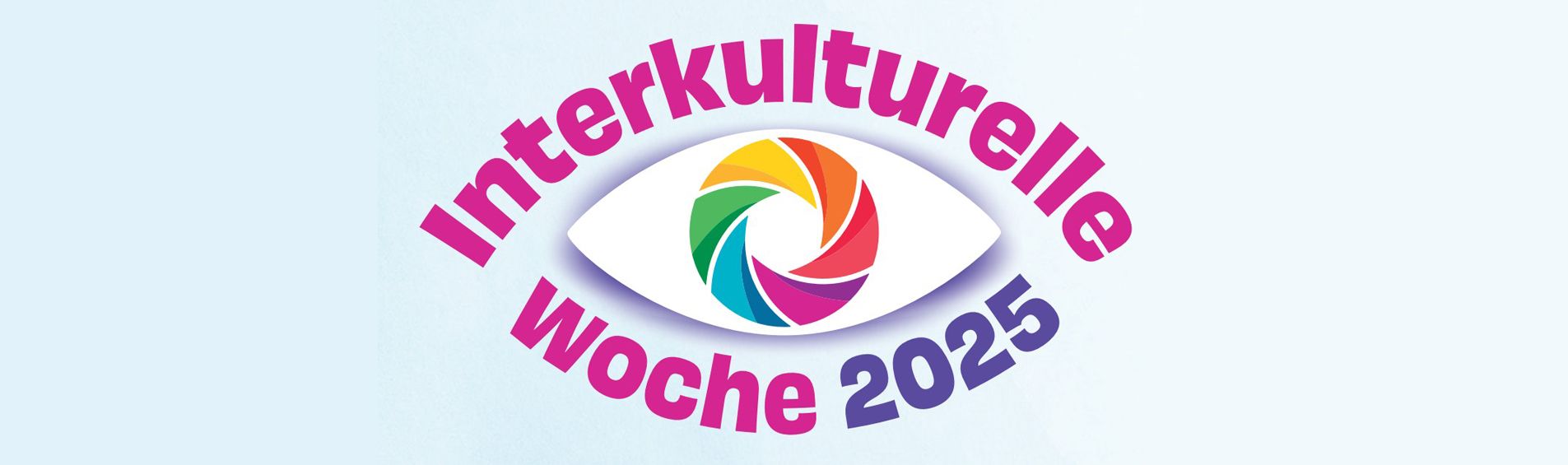 Logo der Interkulturellen Woche 2025. Zu sehen ist eine Art Auge, anstatt der Pupille bunte Regenbogen-Farben im Kreis. Drumherum steht Interkulturelle Woche in der Farbe pink und 2025 in der Farbe lila.