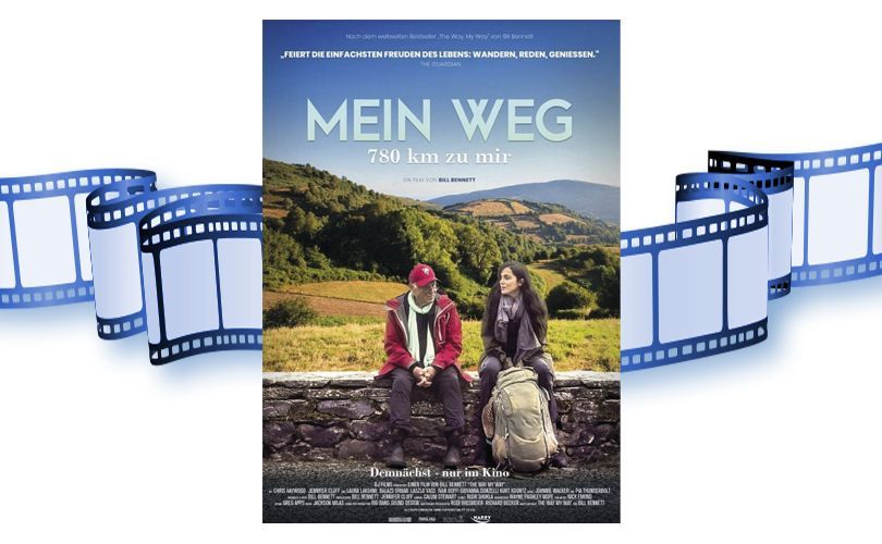 Kino Plakt des Filmes MeinWeg - 780km zu mir. Es sind ein Mann und eine Frau auf einer Mauer sitzend zu sehen. Im Hintergrund ist eine bergige, grüne Landschaft.