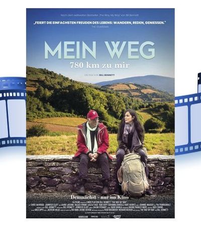 Kino Plakt des Filmes MeinWeg - 780km zu mir. Es sind ein Mann und eine Frau auf einer Mauer sitzend zu sehen. Im Hintergrund ist eine bergige, grüne Landschaft.
