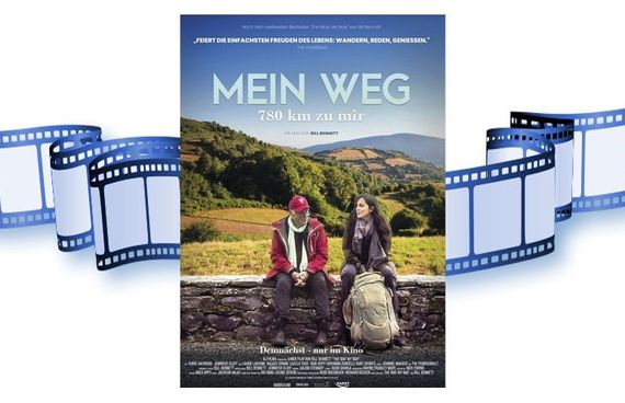 Kino Plakt des Filmes MeinWeg - 780km zu mir. Es sind ein Mann und eine Frau auf einer Mauer sitzend zu sehen. Im Hintergrund ist eine bergige, grüne Landschaft.