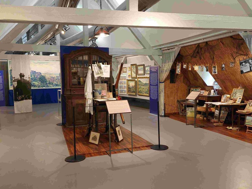 Zu sehen ist ein Teil der Daueraustellung von Willi Tillman in der Wandelhalle Bad Wildungen.