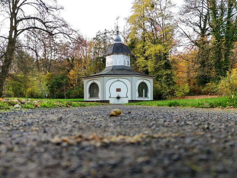 Zu sehen ist die Königsquelle Bad Wildungen im Herbst.