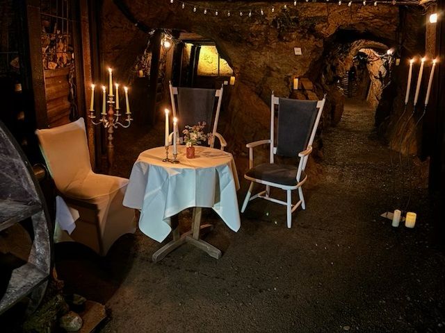 Tisch mit drei Stühlen in einem Bergwerk, in dem geheiratet werden kann.