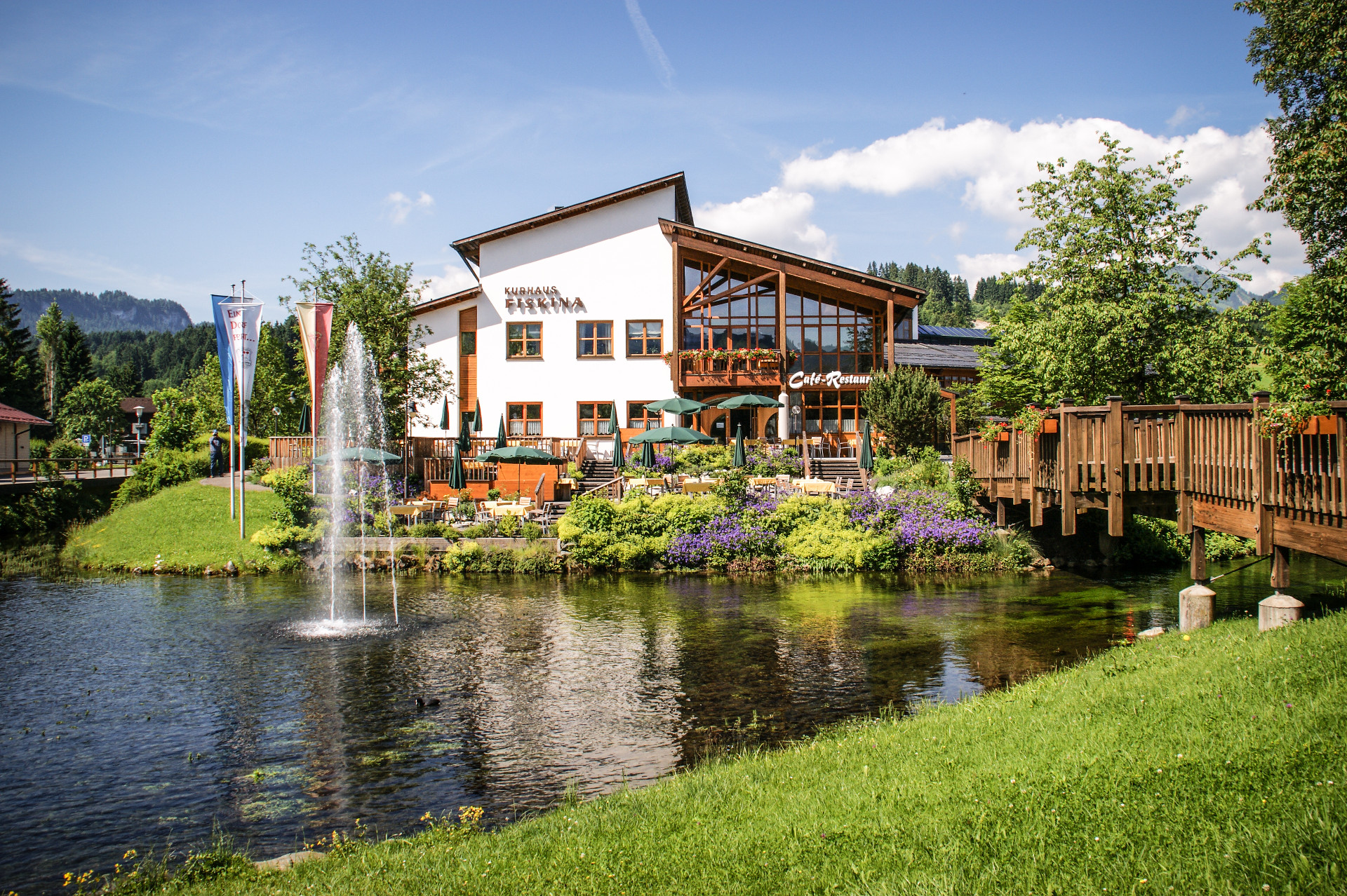 Gemütliche Außenterrasse des Resorts Fiskina in Fischen im Allgäu – entspannter Genuss mit Blick auf die Allgäuer Alpen in stilvoller Atmosphäre.