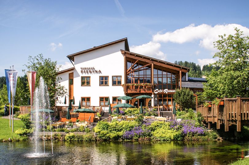 Gemütliche Außenterrasse des Resorts Fiskina in Fischen im Allgäu – entspannter Genuss mit Blick auf die Allgäuer Alpen in stilvoller Atmosphäre.