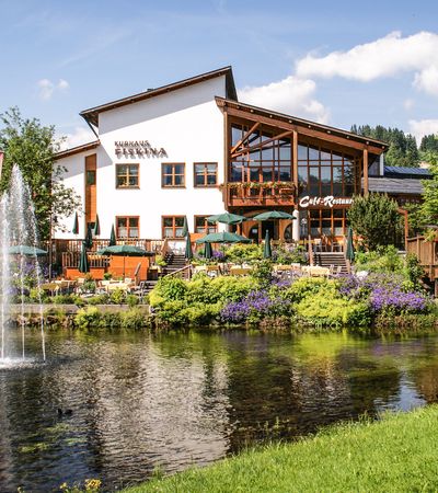 Gemütliche Außenterrasse des Resorts Fiskina in Fischen im Allgäu – entspannter Genuss mit Blick auf die Allgäuer Alpen in stilvoller Atmosphäre.