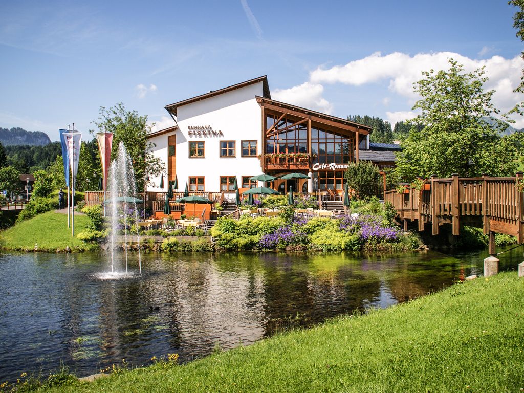 Gemütliche Außenterrasse des Resorts Fiskina in Fischen im Allgäu – entspannter Genuss mit Blick auf die Allgäuer Alpen in stilvoller Atmosphäre.