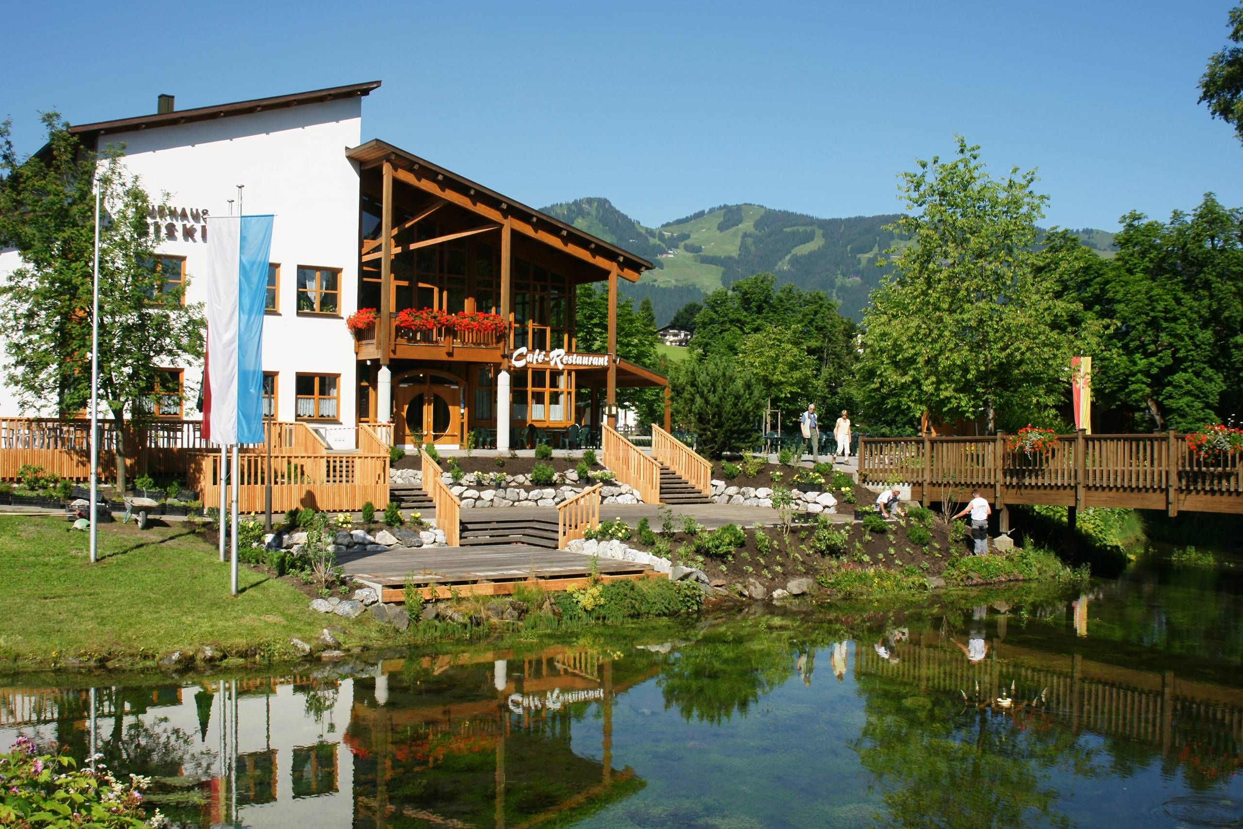 Außenansicht des Resorts Fiskina in Fischen im Allgäu – modernes Kultur- und Gastronomiezentrum mit historischem Ursprung als Kurhaus, beliebter Treffpunkt für Einheimische und Gäste.