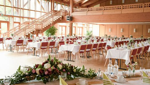 Dekorativ gedeckter Tisch mit frischen Blumenarrangements – einladendes Ambiente für festliche Anlässe und gemütliche Zusammenkünfte.