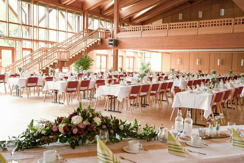 Dekorativ gedeckter Tisch mit frischen Blumenarrangements – einladendes Ambiente für festliche Anlässe und gemütliche Zusammenkünfte.