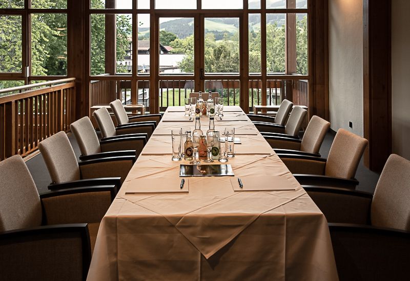 Gedeckter Tisch mit – einladendes Ambiente für festliche Anlässe und gemütliche Zusammenkünfte.