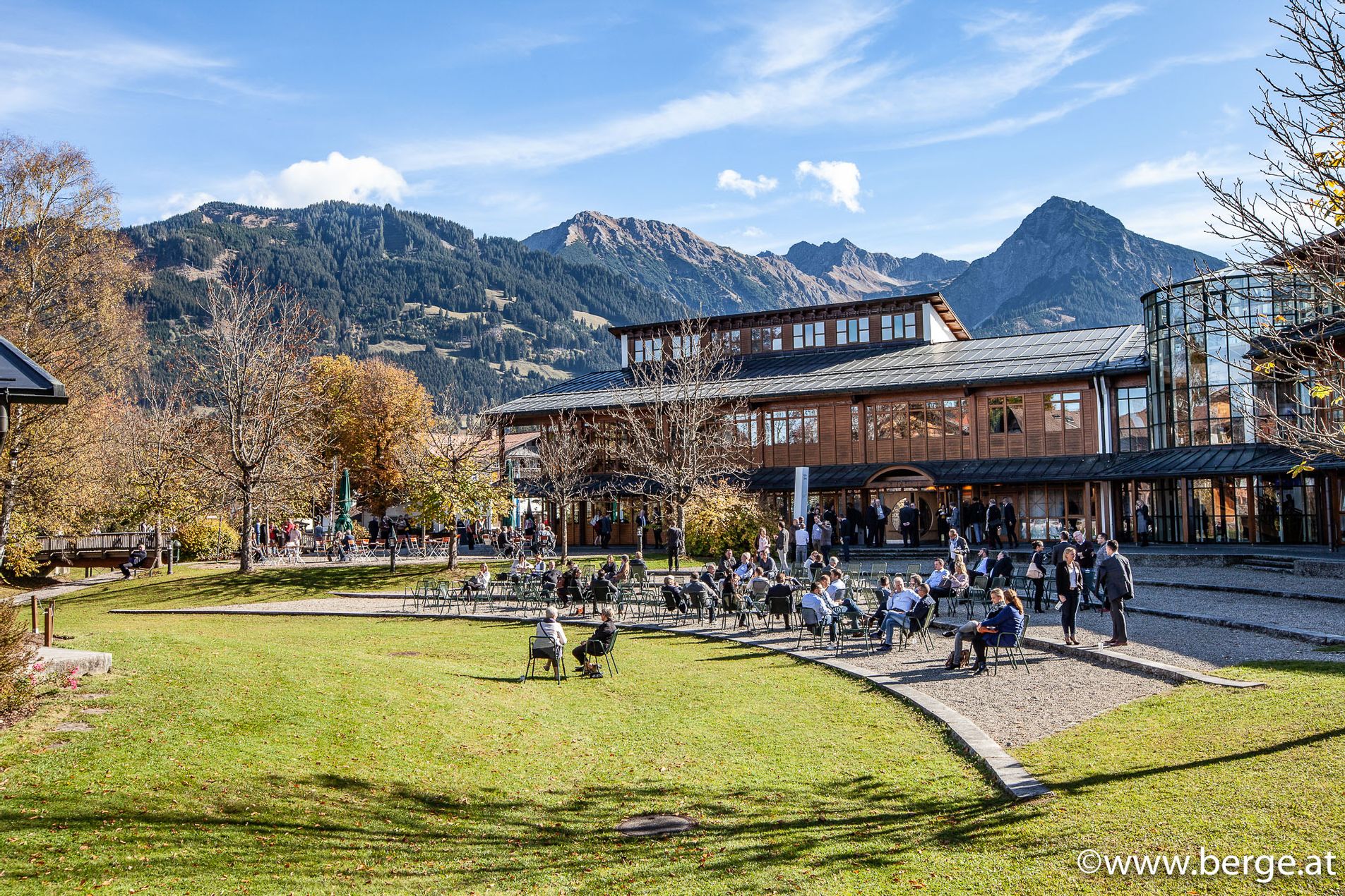 Idyllische Naturlandschaft umgeben von grünen Wiesen und Bäumen.