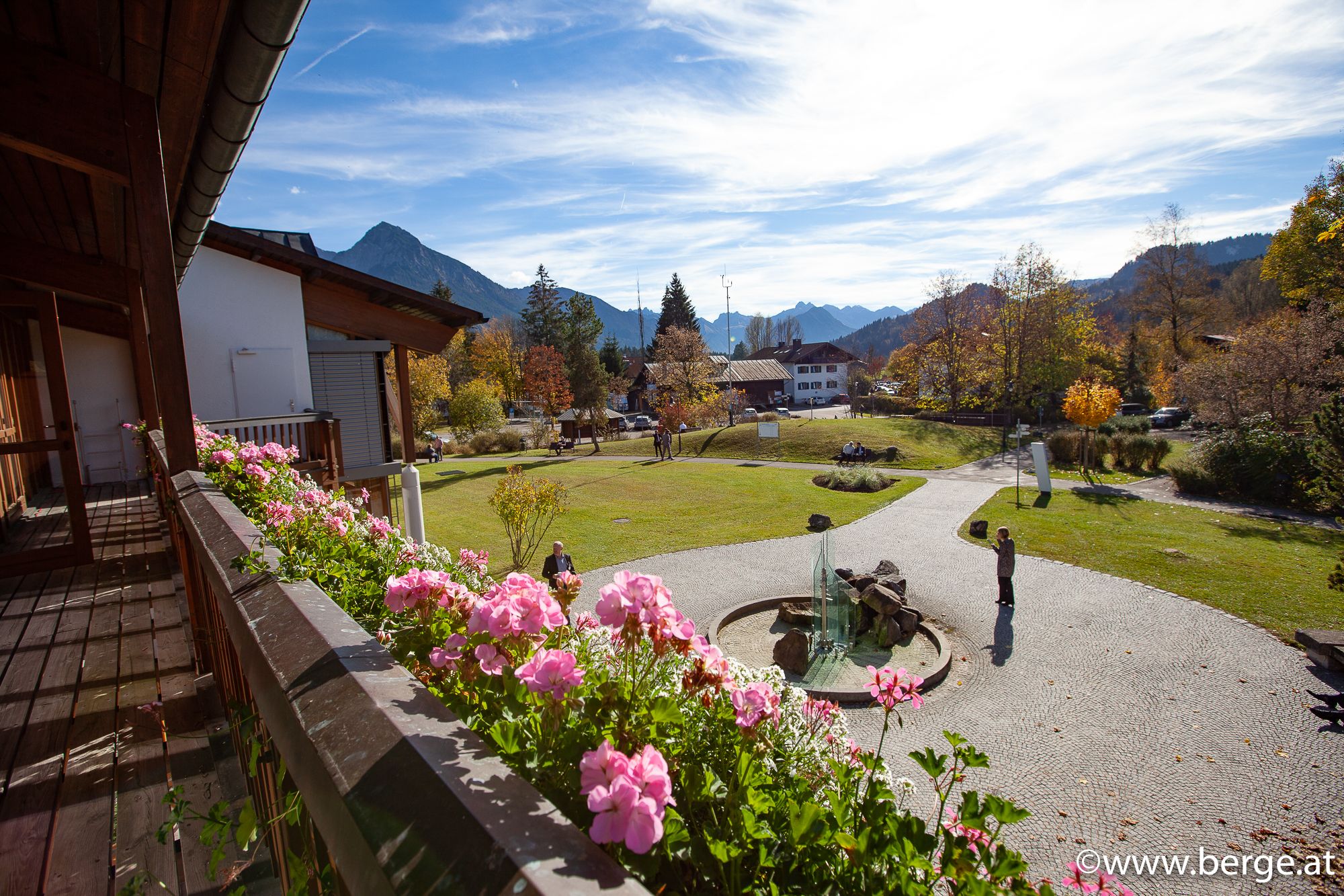 Gemütliche Außenterrasse im Allgäu – entspannter Genuss mit Blick auf die Allgäuer Alpen in stilvoller Atmosphäre.