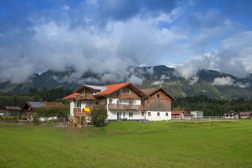 Außenansicht des Ferienhofs Gaisbock in Fischen im Allgäu – gemütliches Bauernhof-Ambiente umgeben von grüner Landschaft.