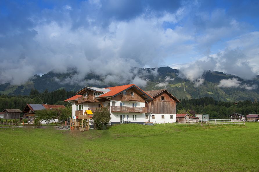 Außenansicht des Ferienhofs Gaisbock in Fischen im Allgäu – gemütliches Bauernhof-Ambiente umgeben von grüner Landschaft.