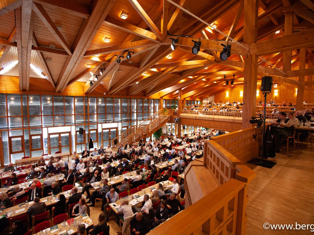 Festtagshalle mit festlicher Dekoration – großzügiger Veranstaltungsraum für Feiern, Hochzeiten und besondere Anlässe im Allgäu.
