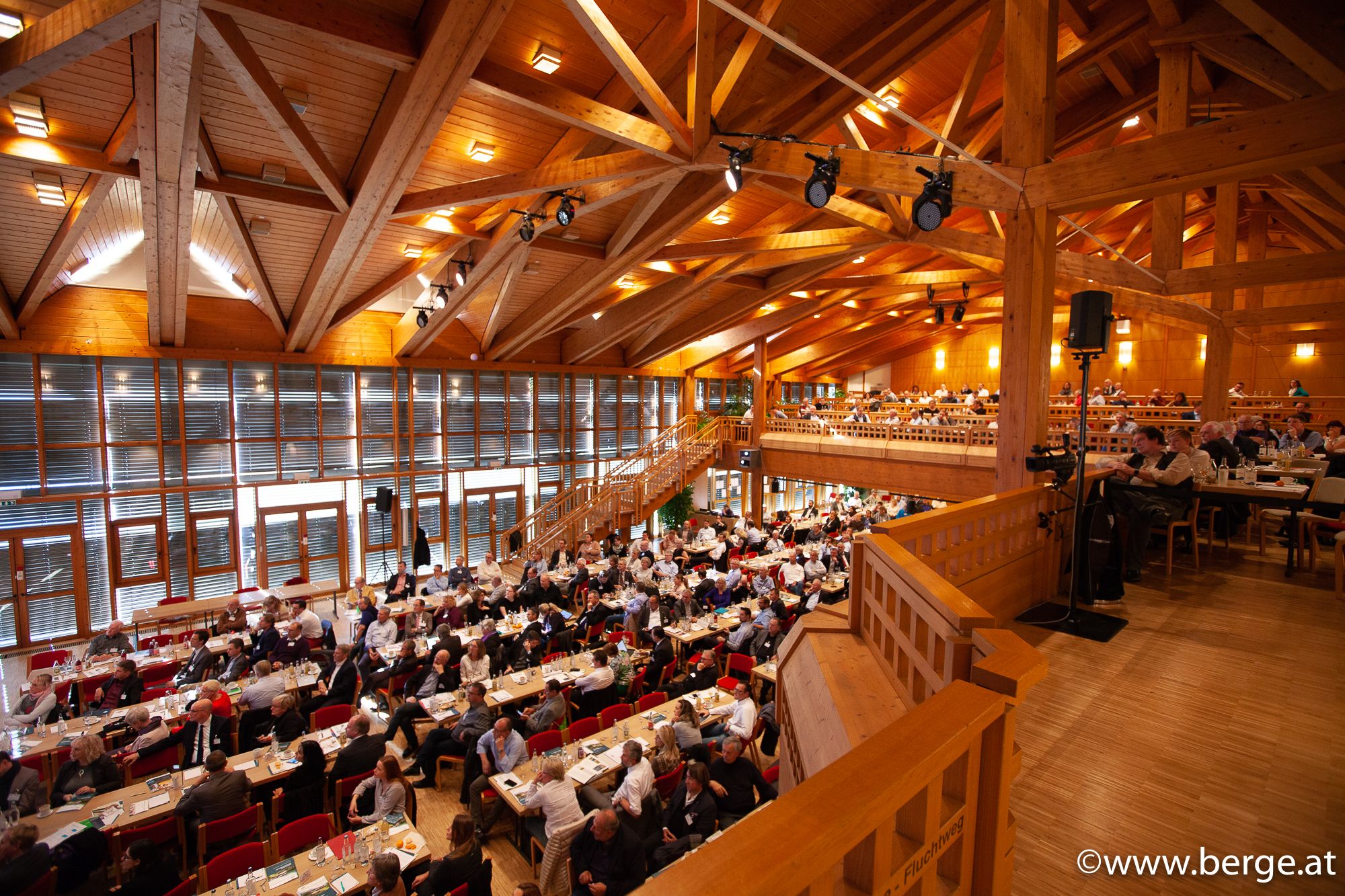 Festtagshalle mit festlicher Dekoration – großzügiger Veranstaltungsraum für Feiern, Hochzeiten und besondere Anlässe im Allgäu.