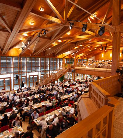 Festtagshalle mit festlicher Dekoration – großzügiger Veranstaltungsraum für Feiern, Hochzeiten und besondere Anlässe im Allgäu.