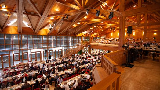 Festtagshalle mit festlicher Dekoration – großzügiger Veranstaltungsraum für Feiern, Hochzeiten und besondere Anlässe im Allgäu.