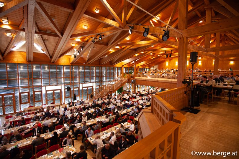 Festtagshalle mit festlicher Dekoration – großzügiger Veranstaltungsraum für Feiern, Hochzeiten und besondere Anlässe im Allgäu.