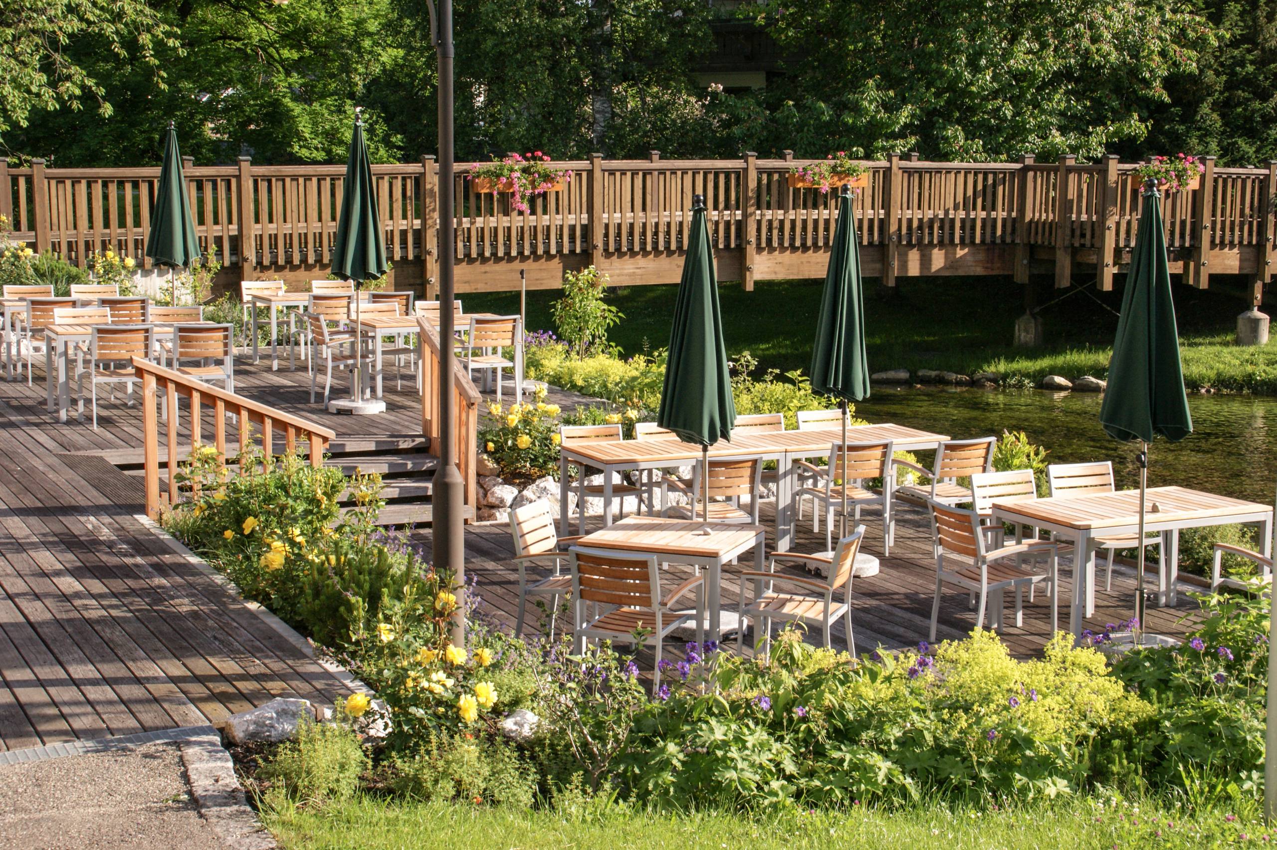 Ausblick von der Terrasse mit Blick auf die Allgäuer Berge und grüne Landschaft – entspannte Urlaubsmomente in Fischen im Allgäu.