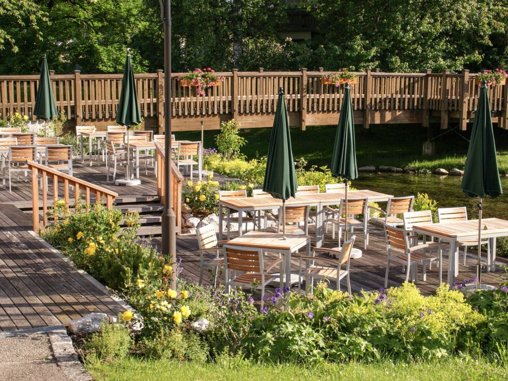 Ausblick von der Terrasse mit Blick auf die Allgäuer Berge und grüne Landschaft – entspannte Urlaubsmomente in Fischen im Allgäu.