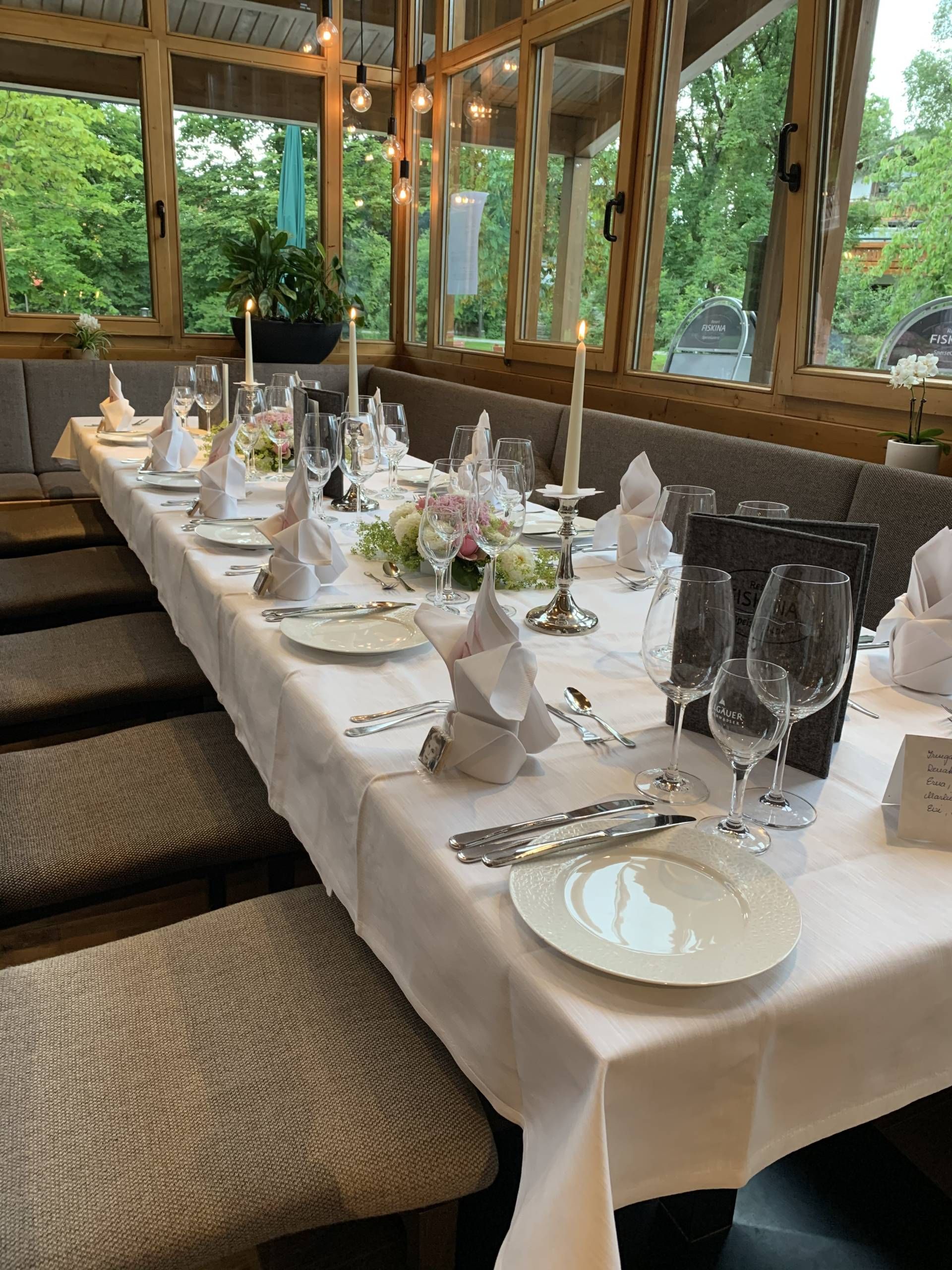 Kleiner Saal für private Feiern – gemütlicher und stilvoll eingerichteter Veranstaltungsraum für Familienfeste und intime Anlässe.