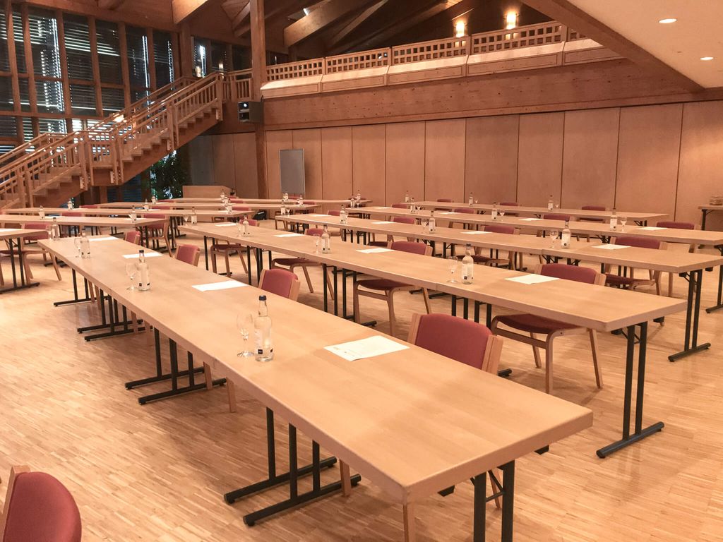 Moderner, leerer Tagungsraum mit Bestuhlung und Präsentationstechnik – ideal für Seminare, Workshops und Business-Events.
