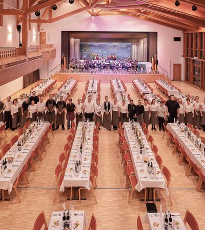 Festtagshalle mit festlicher Dekoration mit dem Team – großzügiger Veranstaltungsraum für Feiern, Hochzeiten und besondere Anlässe im Allgäu.