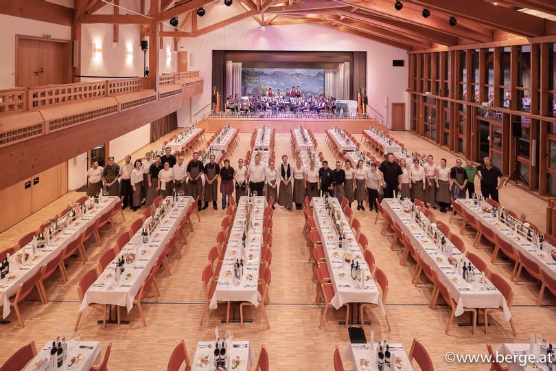 Festtagshalle mit festlicher Dekoration mit dem Team – großzügiger Veranstaltungsraum für Feiern, Hochzeiten und besondere Anlässe im Allgäu.