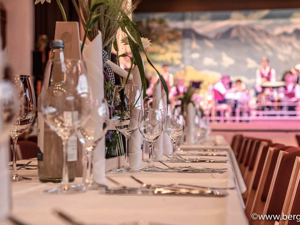 Festlich gedeckter Hochzeitstisch mit eleganter Dekoration, im Hintergrund spielt eine Live-Band – romantische Atmosphäre für einen unvergesslichen Hochzeitstag.