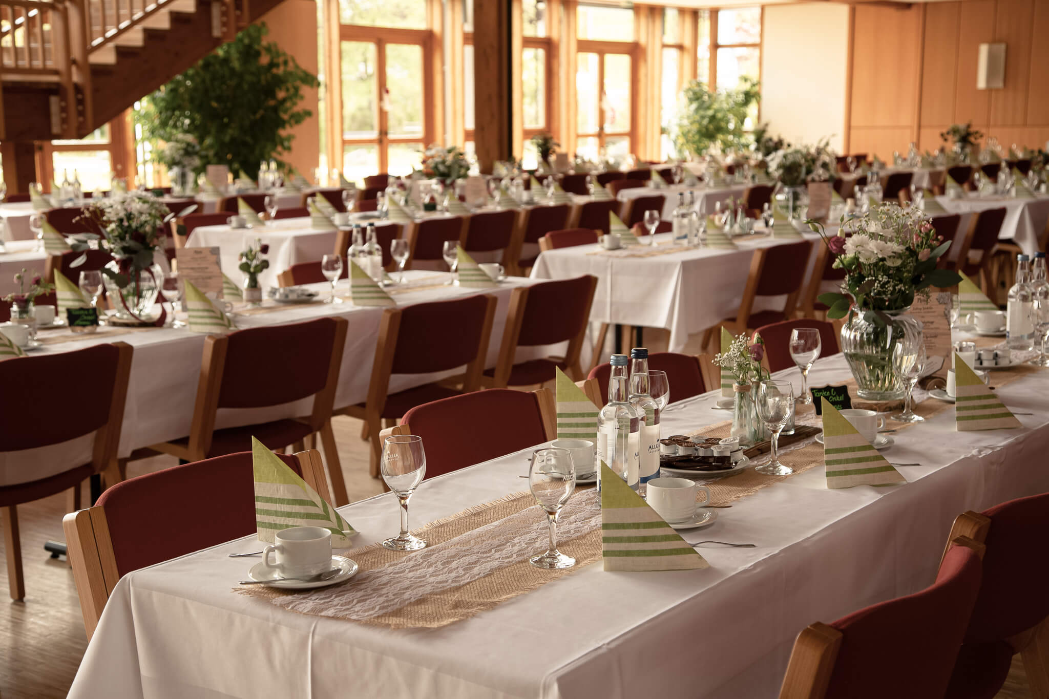 Stimmungsvoll dekorierter Tisch bei einer Weihnachtsfeier – festliche Atmosphäre.