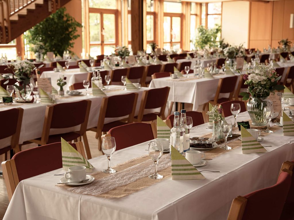 Stimmungsvoll dekorierter Tisch bei einer Weihnachtsfeier – festliche Atmosphäre.