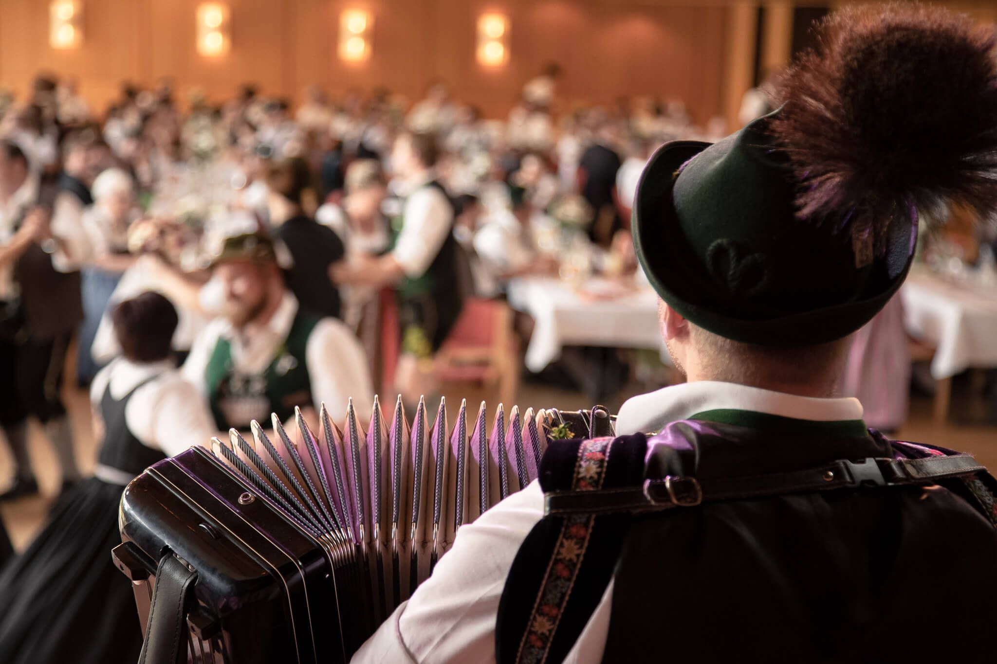 Traditionelle Feier mit Live-Musik und Volkstanz – festliche Stimmung mit Tracht, Brauchtum und regionaler Kultur.