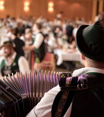 Traditionelle Feier mit Live-Musik und Volkstanz – festliche Stimmung mit Tracht, Brauchtum und regionaler Kultur.