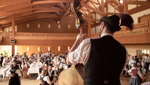 Traditionelle Feier mit Live-Musik und Volkstanz – festliche Stimmung mit Tracht, Brauchtum und regionaler Kultur.