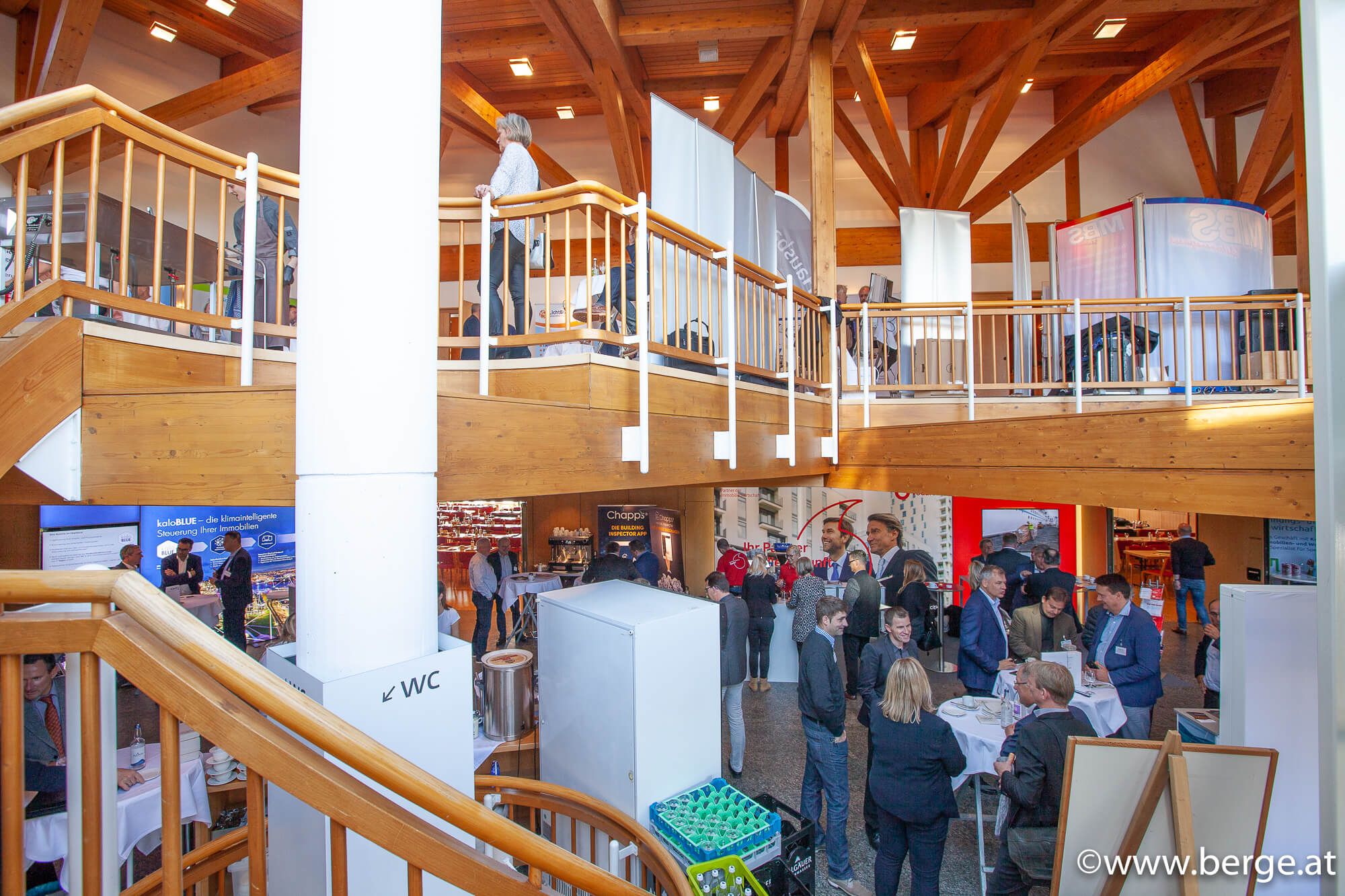 Tagung im Innenraum mit Teilnehmern in konzentrierter Atmosphäre – professionelles Business-Event oder Seminar in moderner Umgebung.