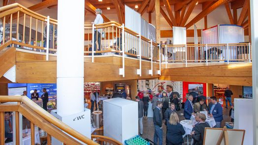 Tagung im Innenraum mit Teilnehmern in konzentrierter Atmosphäre – professionelles Business-Event oder Seminar in moderner Umgebung.