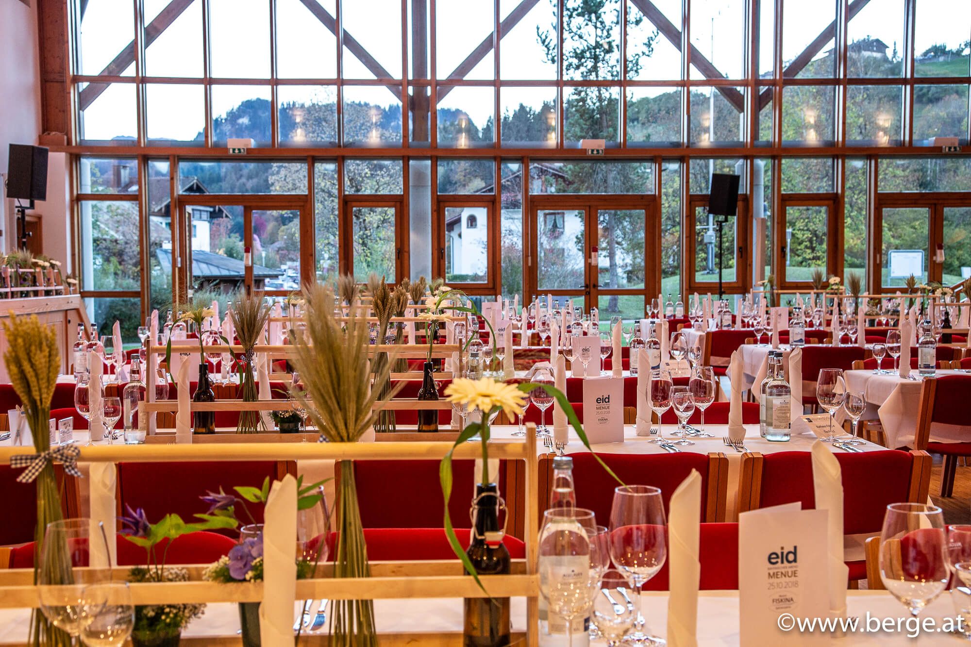 Festtagshalle mit festlicher Dekoration – großzügiger Veranstaltungsraum für Feiern, Hochzeiten und besondere Anlässe im Allgäu.