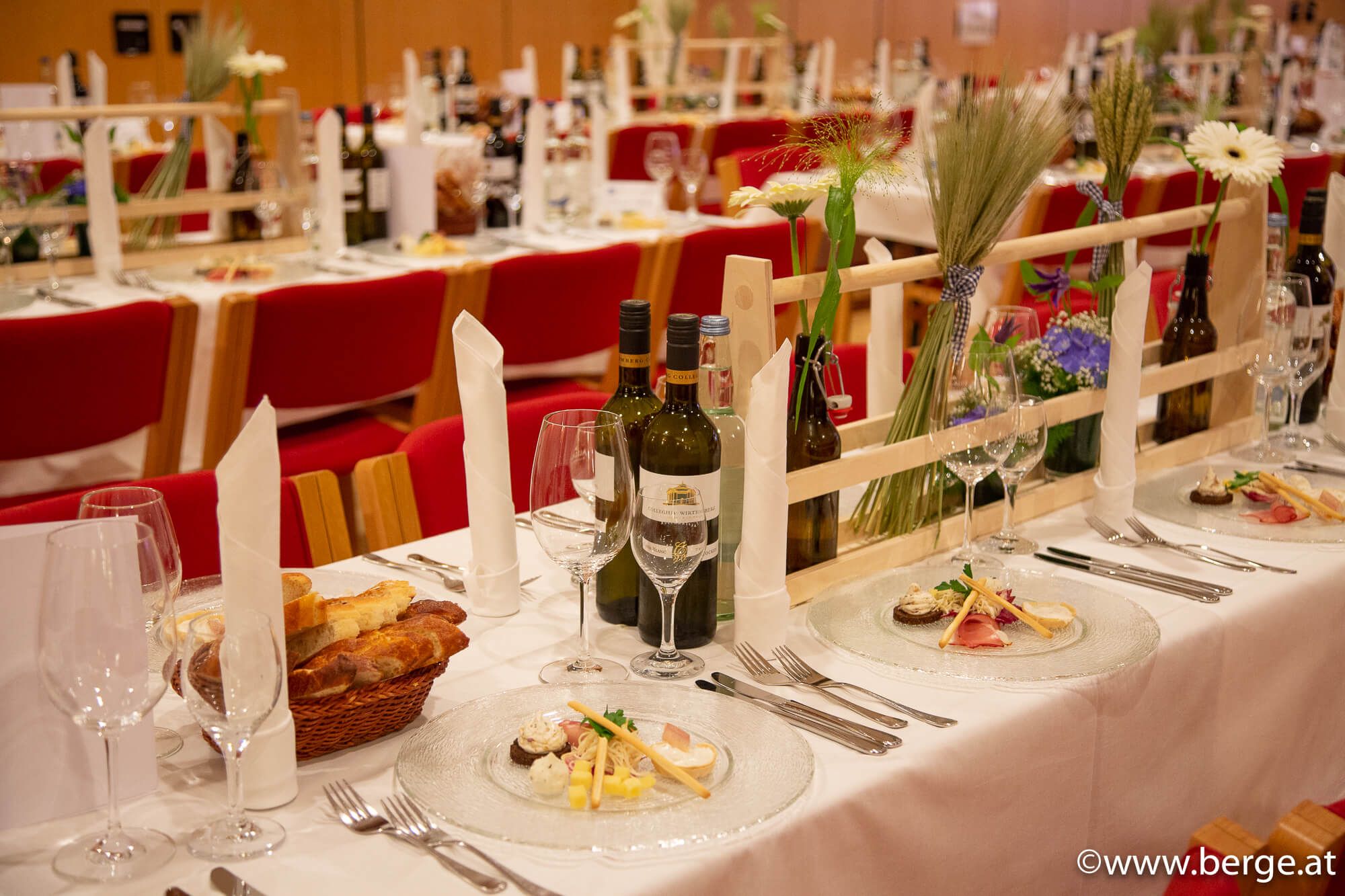 Festtagshalle mit festlicher Dekoration – großzügiger Veranstaltungsraum für Feiern, Hochzeiten und besondere Anlässe im Allgäu.