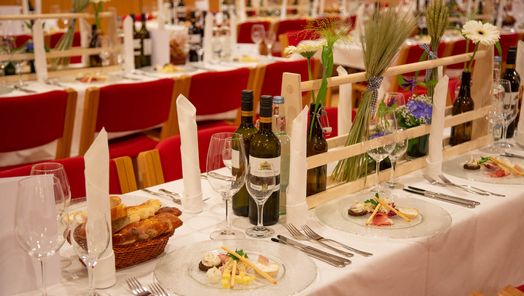 Festtagshalle mit festlicher Dekoration – großzügiger Veranstaltungsraum für Feiern, Hochzeiten und besondere Anlässe im Allgäu.