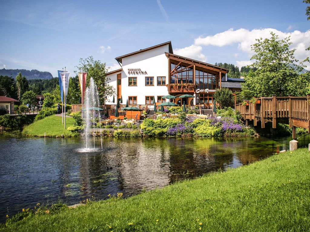 Außenansicht des Resorts Fiskina in Fischen im Allgäu – modernes Kultur- und Gastronomiezentrum mit historischem Ursprung als Kurhaus, beliebter Treffpunkt für Einheimische und Gäste.