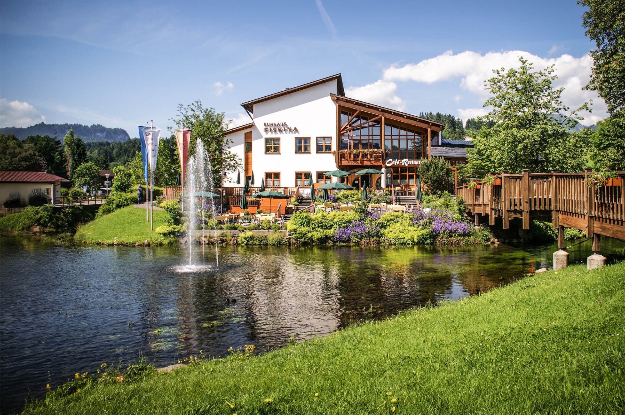 Außenansicht des Resorts Fiskina in Fischen im Allgäu – modernes Kultur- und Gastronomiezentrum mit historischem Ursprung als Kurhaus, beliebter Treffpunkt für Einheimische und Gäste.