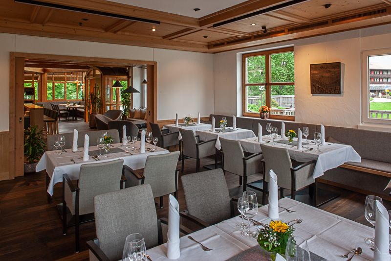 Kleiner Saal für private Feiern – gemütlicher und stilvoll eingerichteter Veranstaltungsraum für Familienfeste und intime Anlässe.