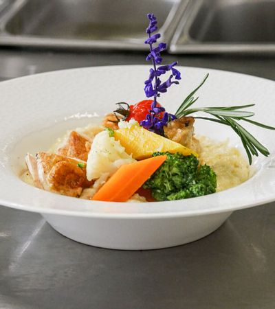 Leckeres Essen bei einer privaten Feier – liebevoll angerichtete Speisen in festlicher Atmosphäre für besondere Anlässe.