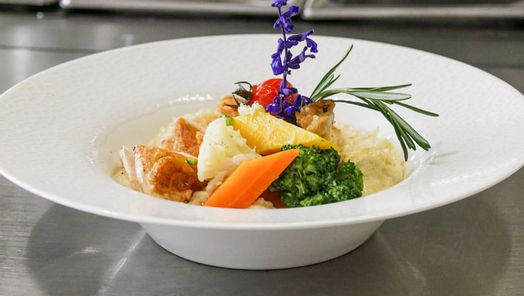 Leckeres Essen bei einer privaten Feier – liebevoll angerichtete Speisen in festlicher Atmosphäre für besondere Anlässe.