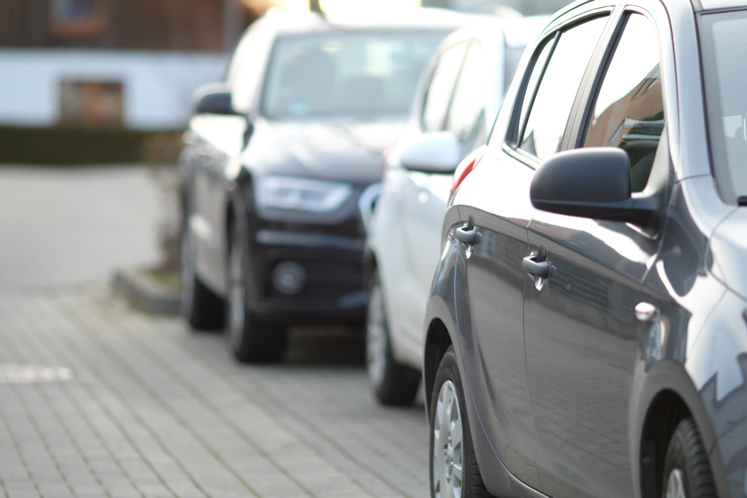 Parkplatz in ruhiger Lage – ausreichend Stellplätze für Gäste in unmittelbarer Nähe zu Unterkunft und Ausflugszielen im Allgäu.